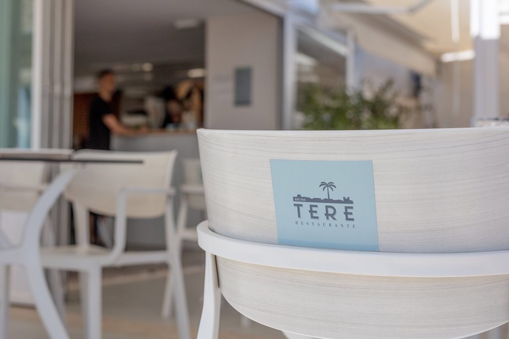Detalle logo en silla